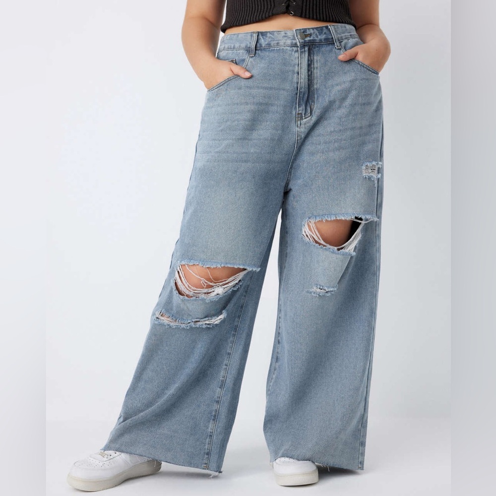 Cider NWOT HIGH WAIST RIPPED STRAIGHT LEG JEANS CURVE